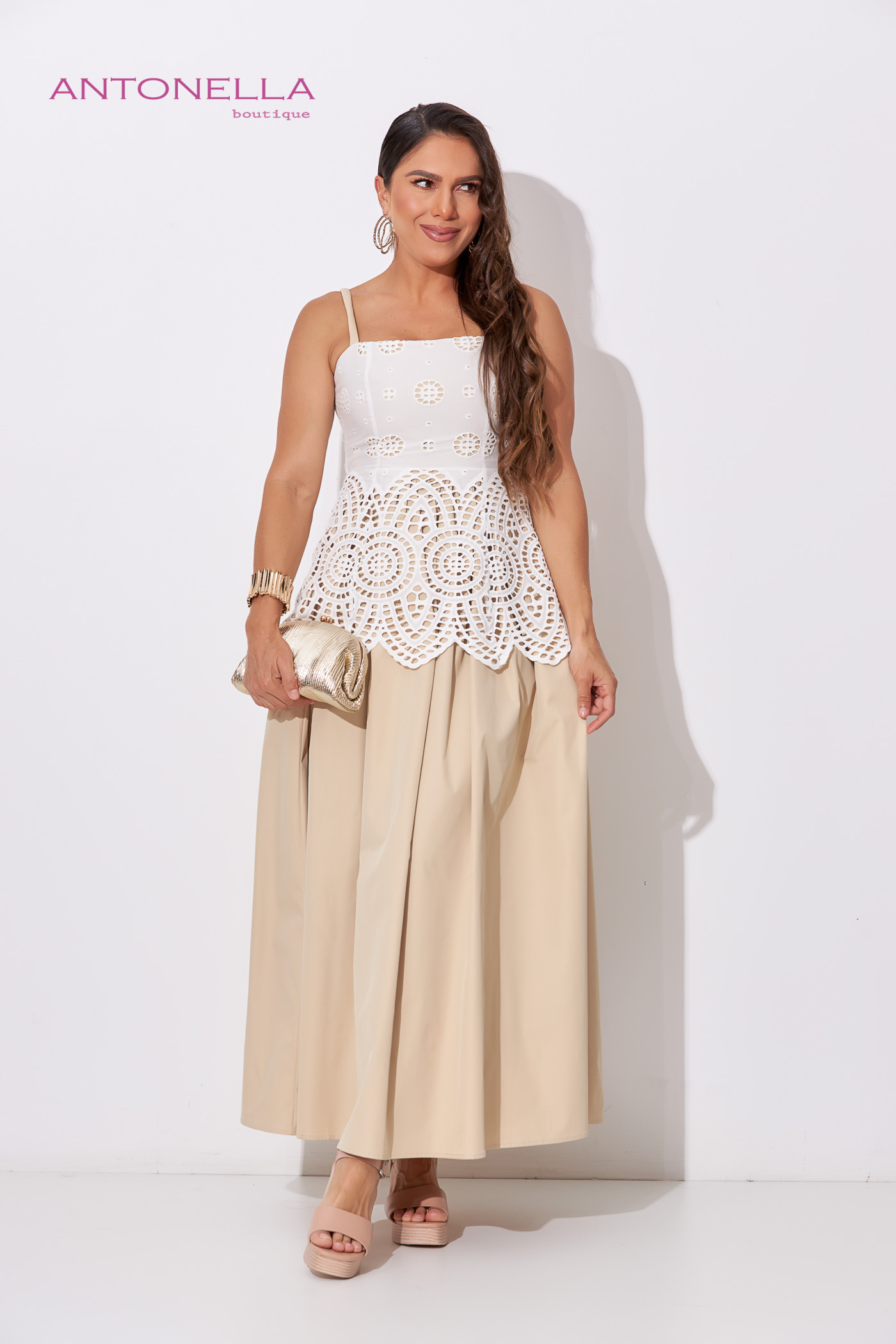 Vestido Midi Beige Con Blanco – foto 1