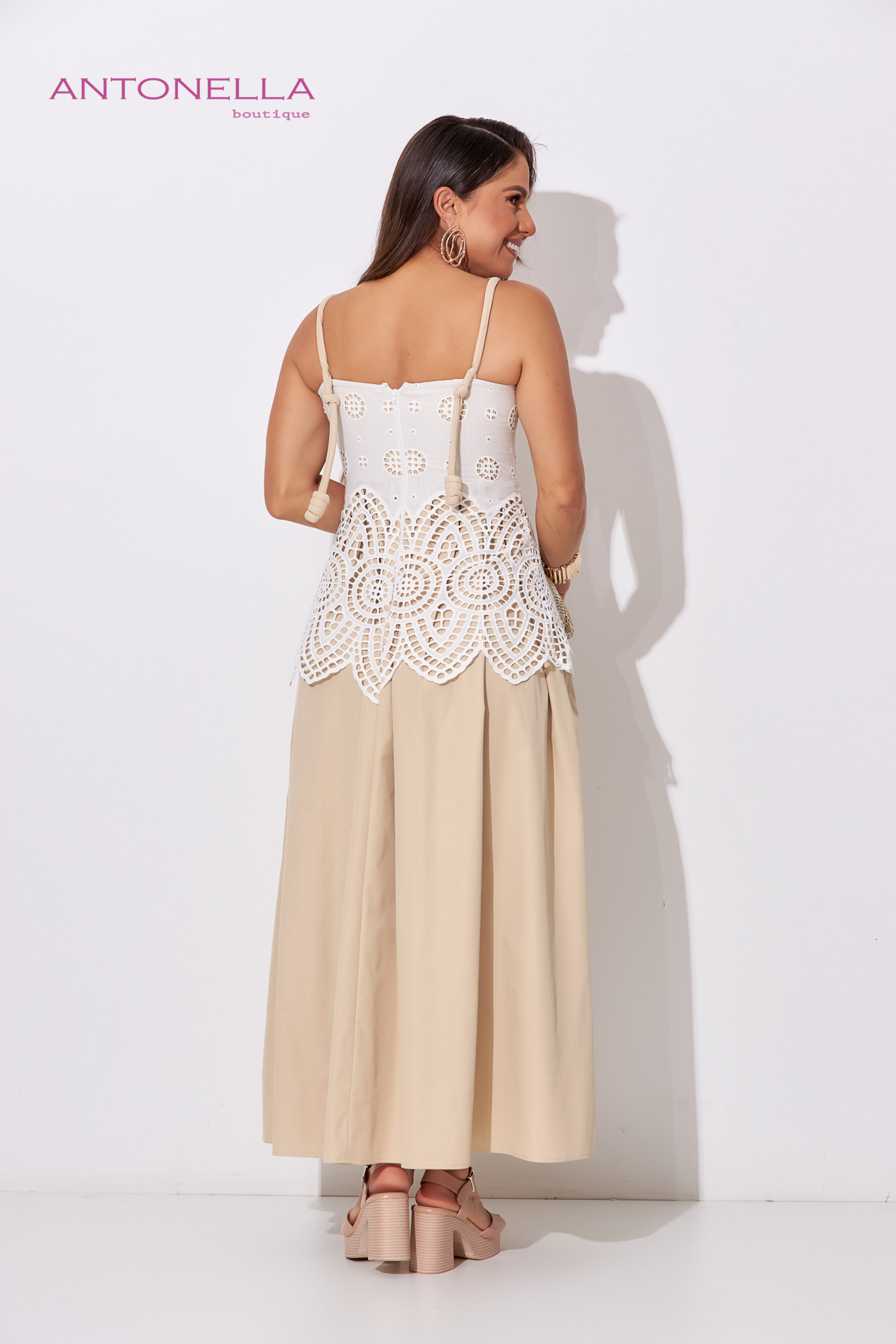 Vestido Midi Beige Con Blanco – foto 4