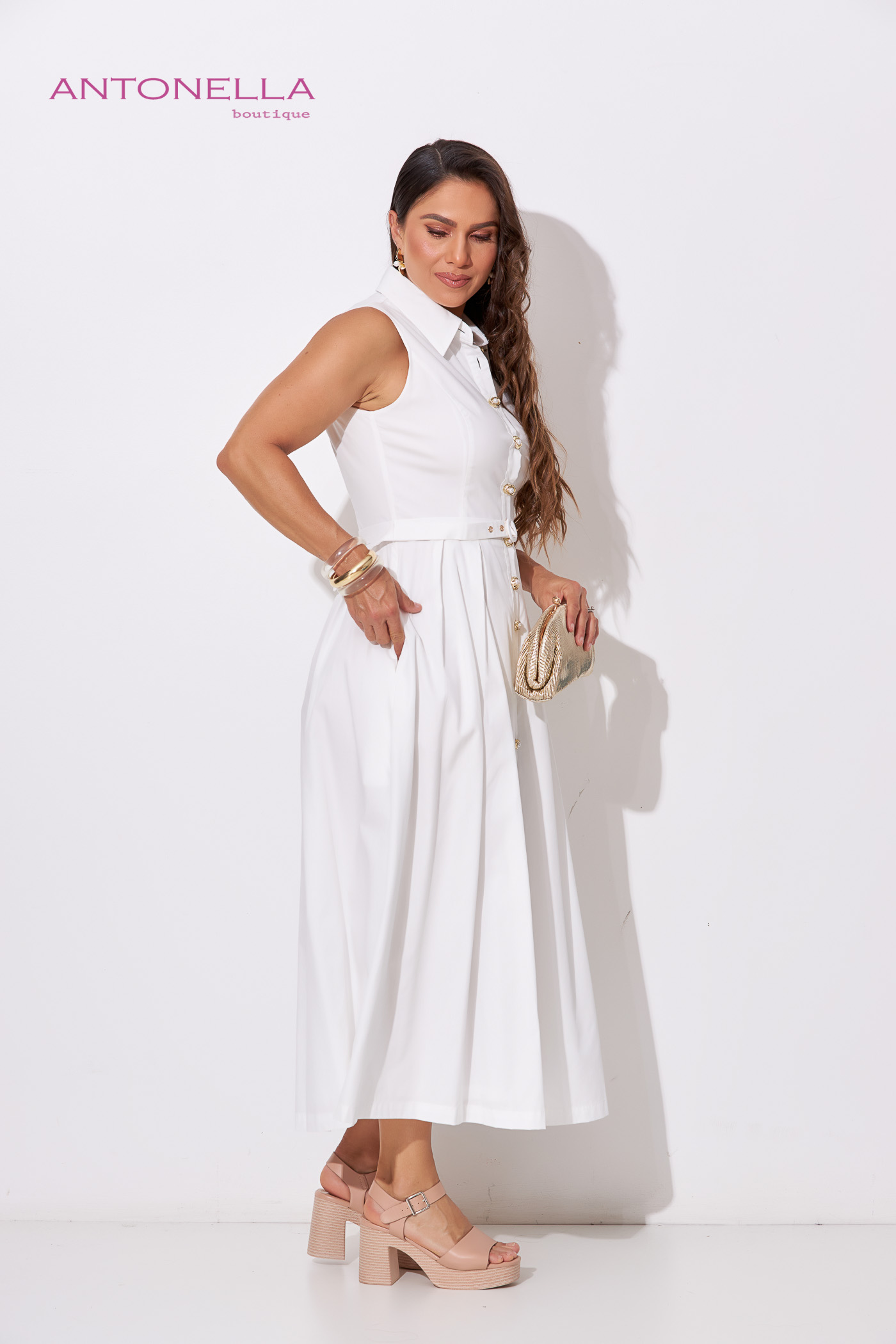 Vestido Midi Blanco Con Botones Dorados – foto 4