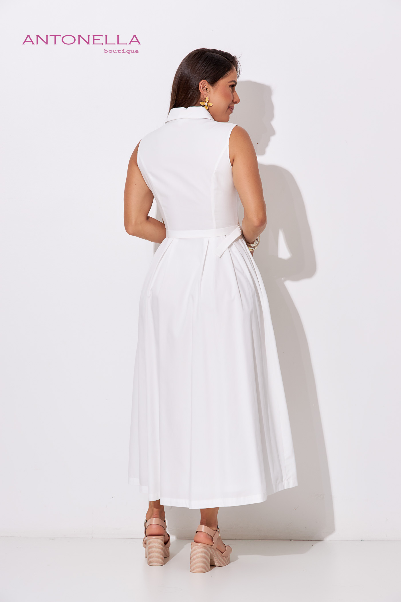 Vestido Midi Blanco Con Botones Dorados – foto 6