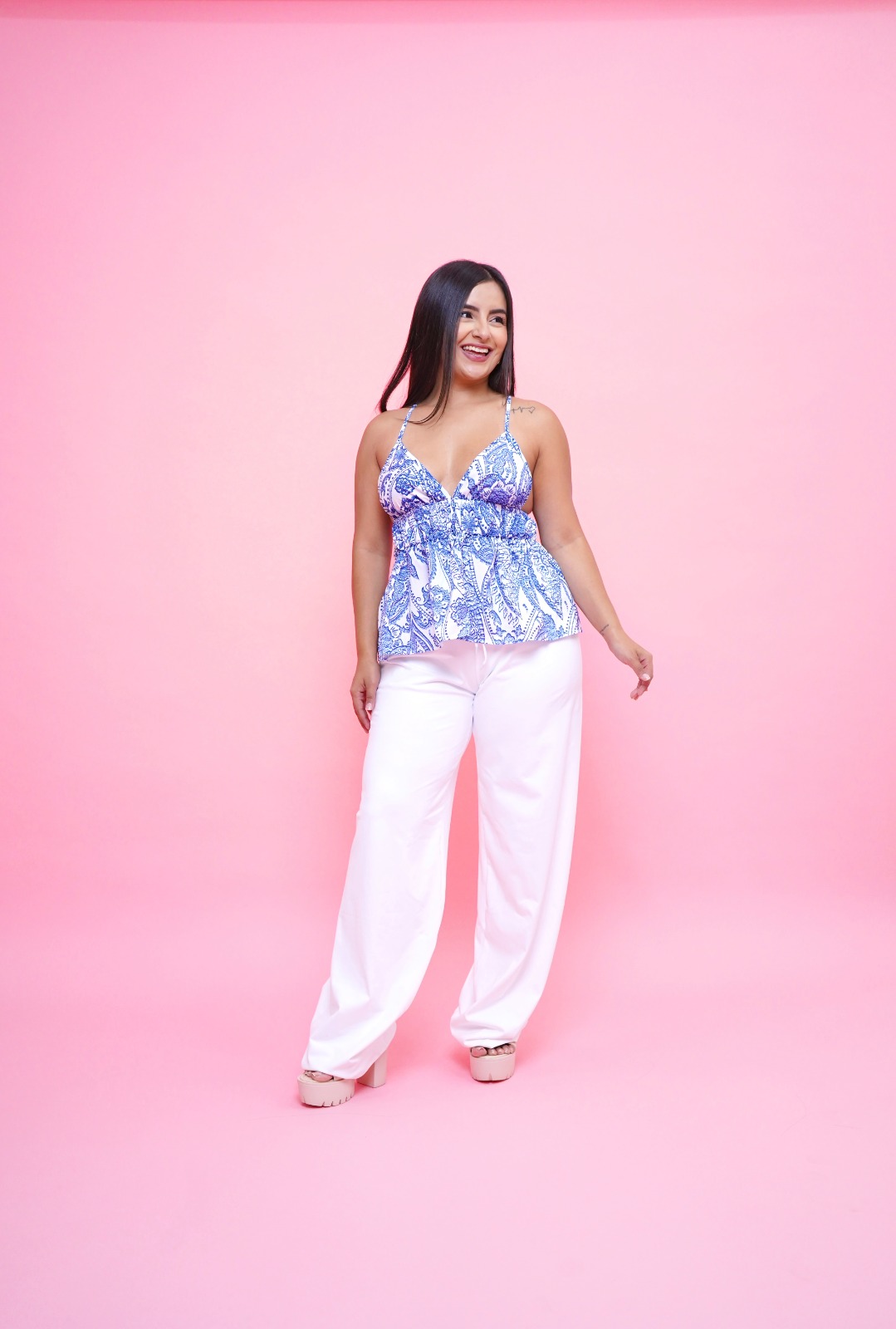 Blusa Celeste con Blanco, con tirantes cruzados - Basics by Maoosuri
