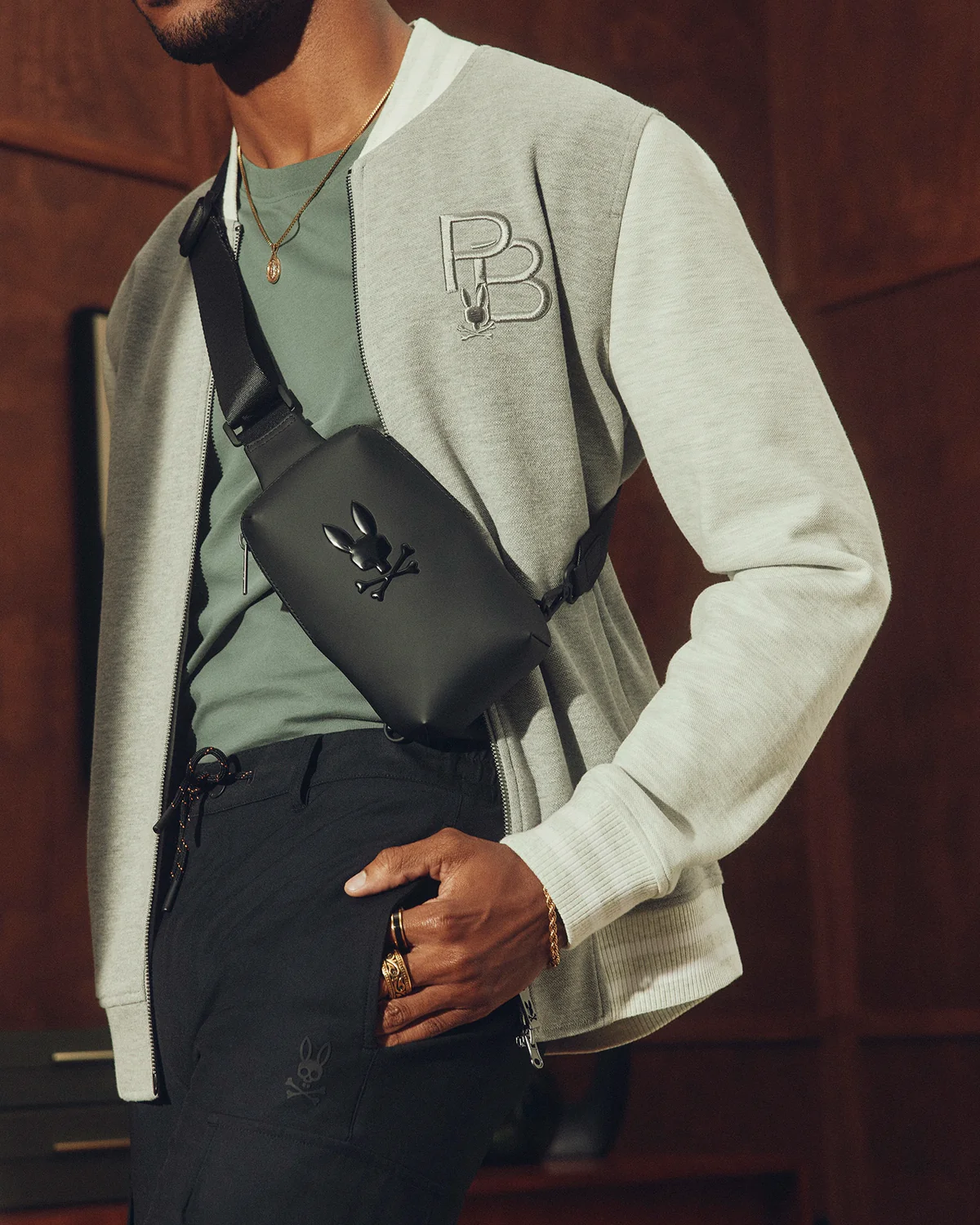 Bolso cruzado con acabado de goma