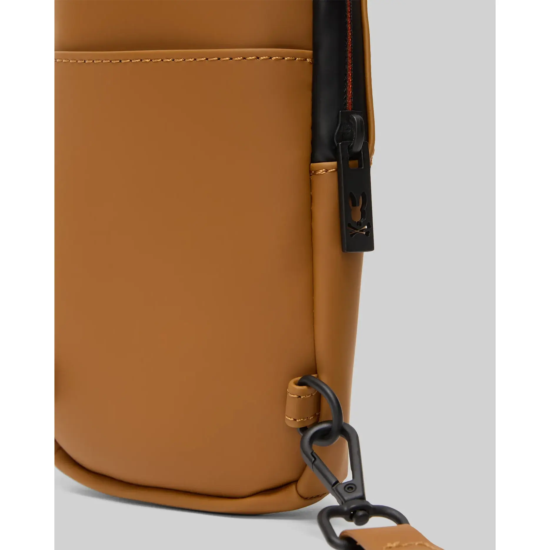 Bolso cruzado con acabado de goma