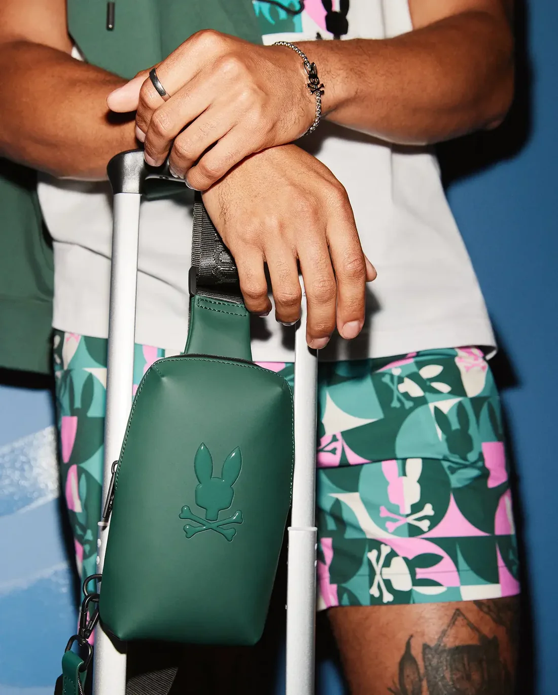 Bolso cruzado con acabado de goma