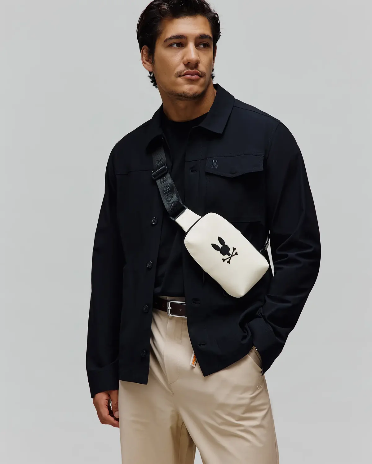 Bolso cruzado con acabado de goma