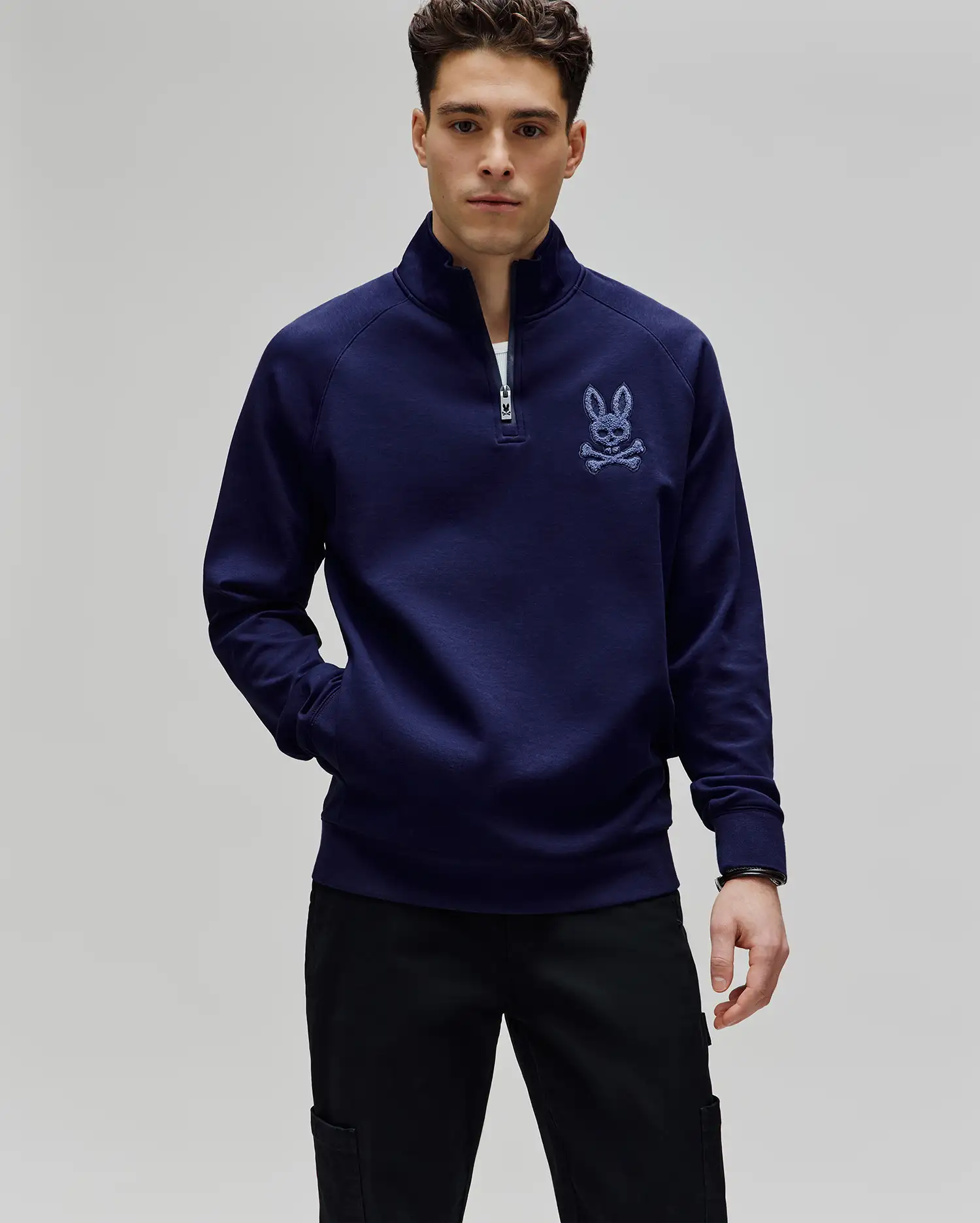 SUDADERA CON 1/4 DE CREMALLERA TATE CON PARCHE DE CHENILLE BORDADO PARA CABALLERO – foto 1